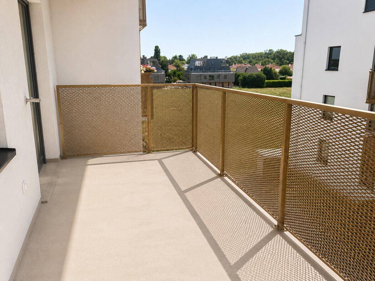 Geräumiger Balkon mit modernem Metallgeländer und Blick auf die umliegende Wohngegend.