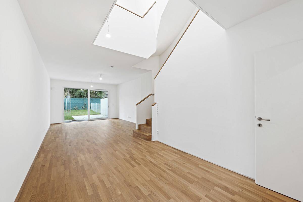 Geräumiger Wohnbereich mit Zugang zum Garten und viel Tageslicht.