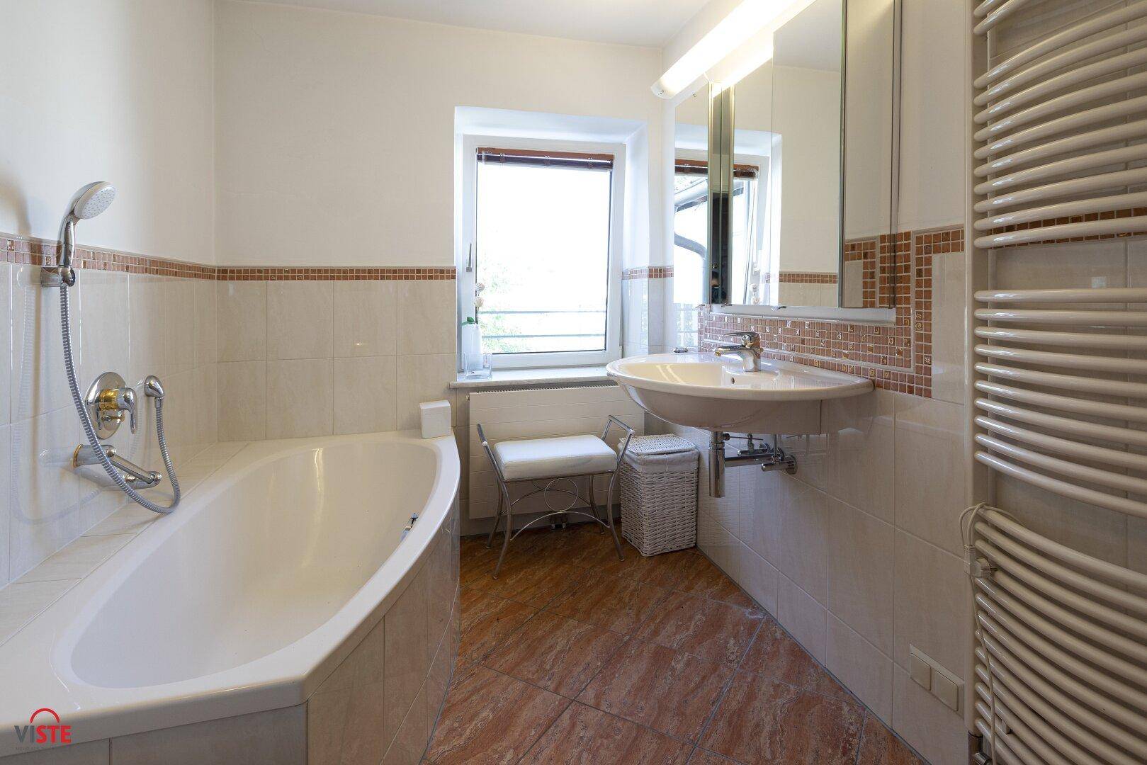 Badezimmer mit Fenster