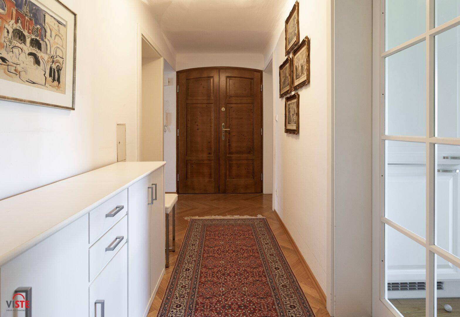 Vorraum mit stilvoller Wohnungstür
