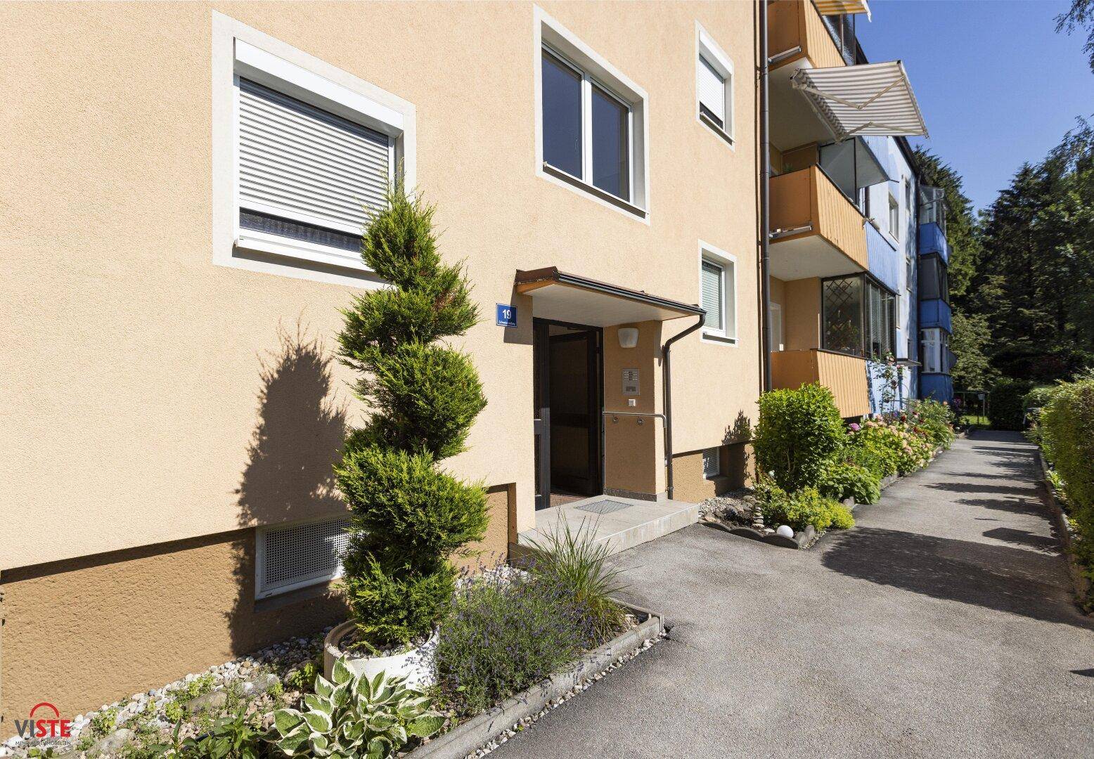 Sehr gepflegte Gartenanlage - Eingangsbereich