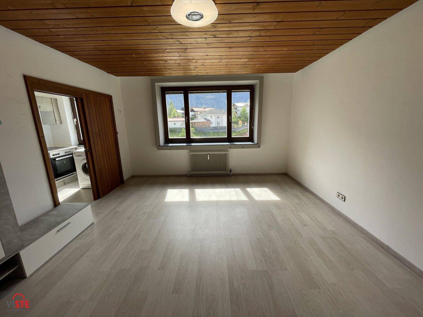 Helles Wohnzimmer mit Bergblick – ruhig, sonnig und gut geschnitten