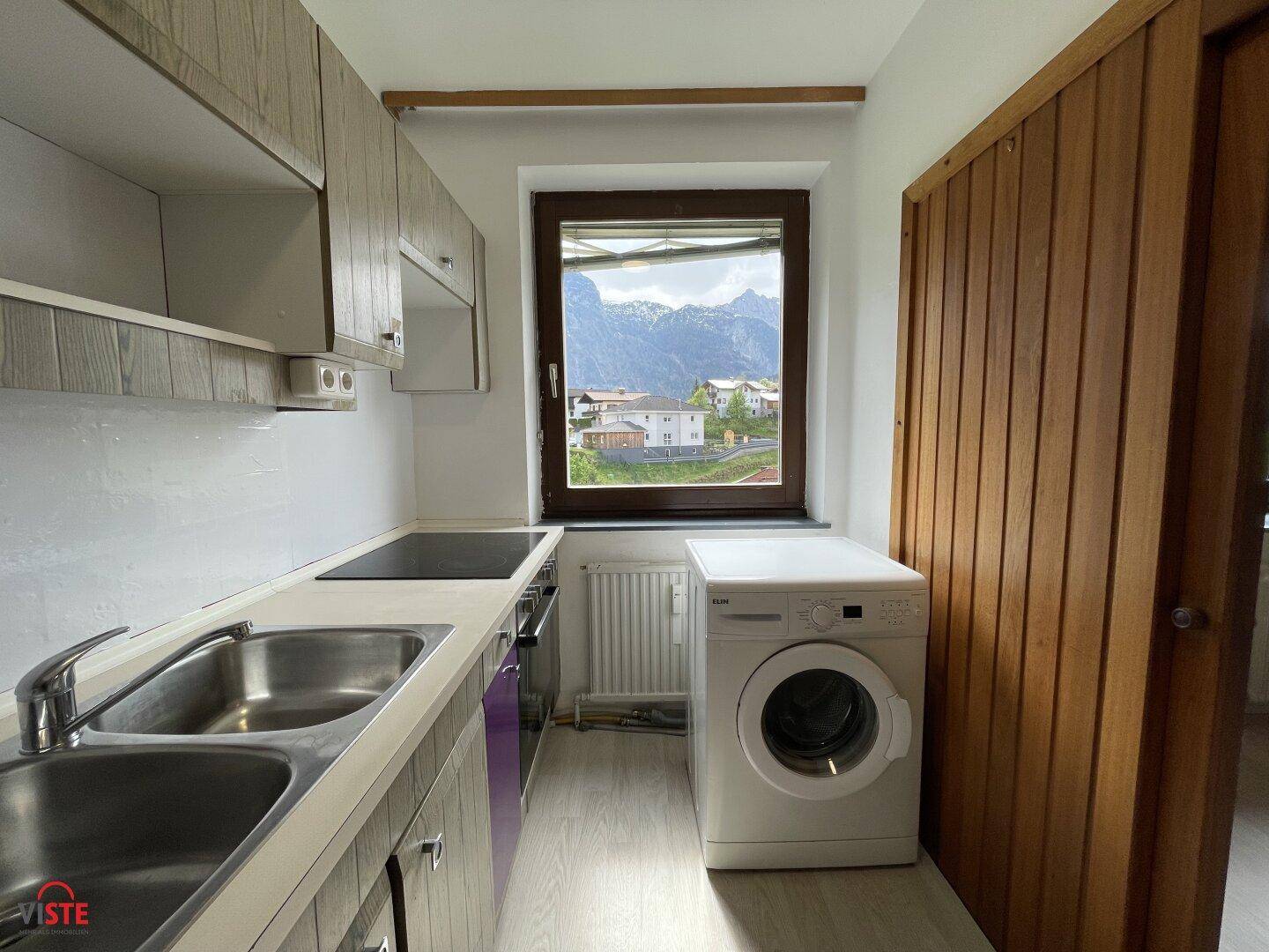 Separate Küche mit Fenster und Bergblick