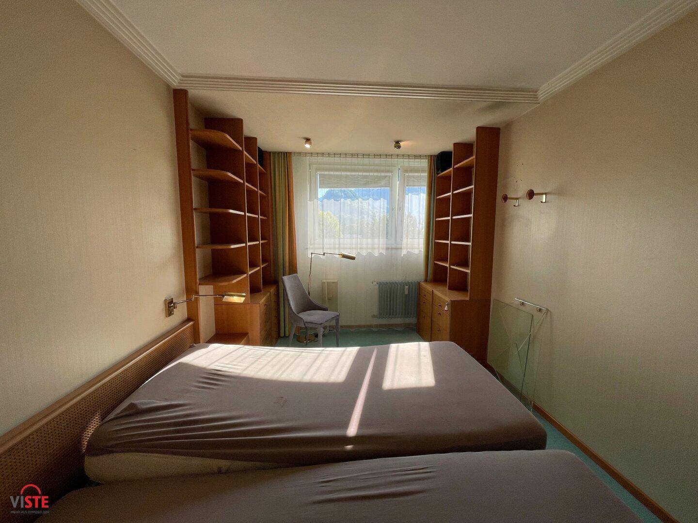 Schlafzimmer mit Einbauschränken und Morgensonne