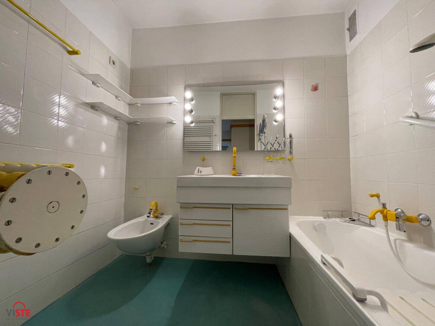 Badezimmer mit Badewanne, Bidet und Retro-Charme