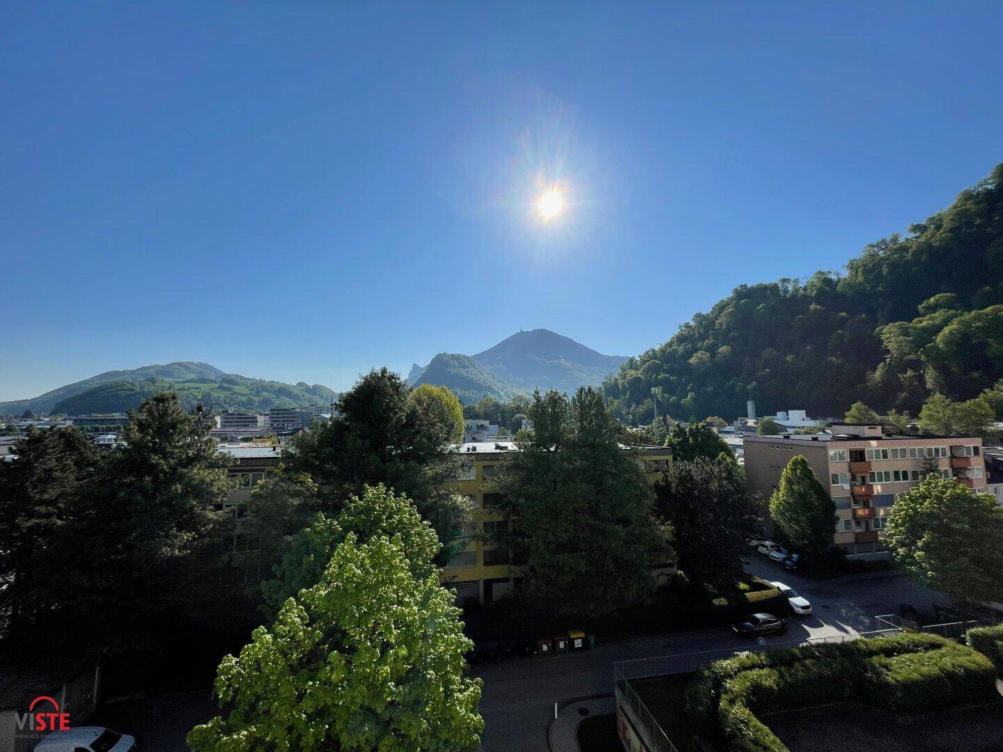 Weitblick mit Sonne und Bergpanorama