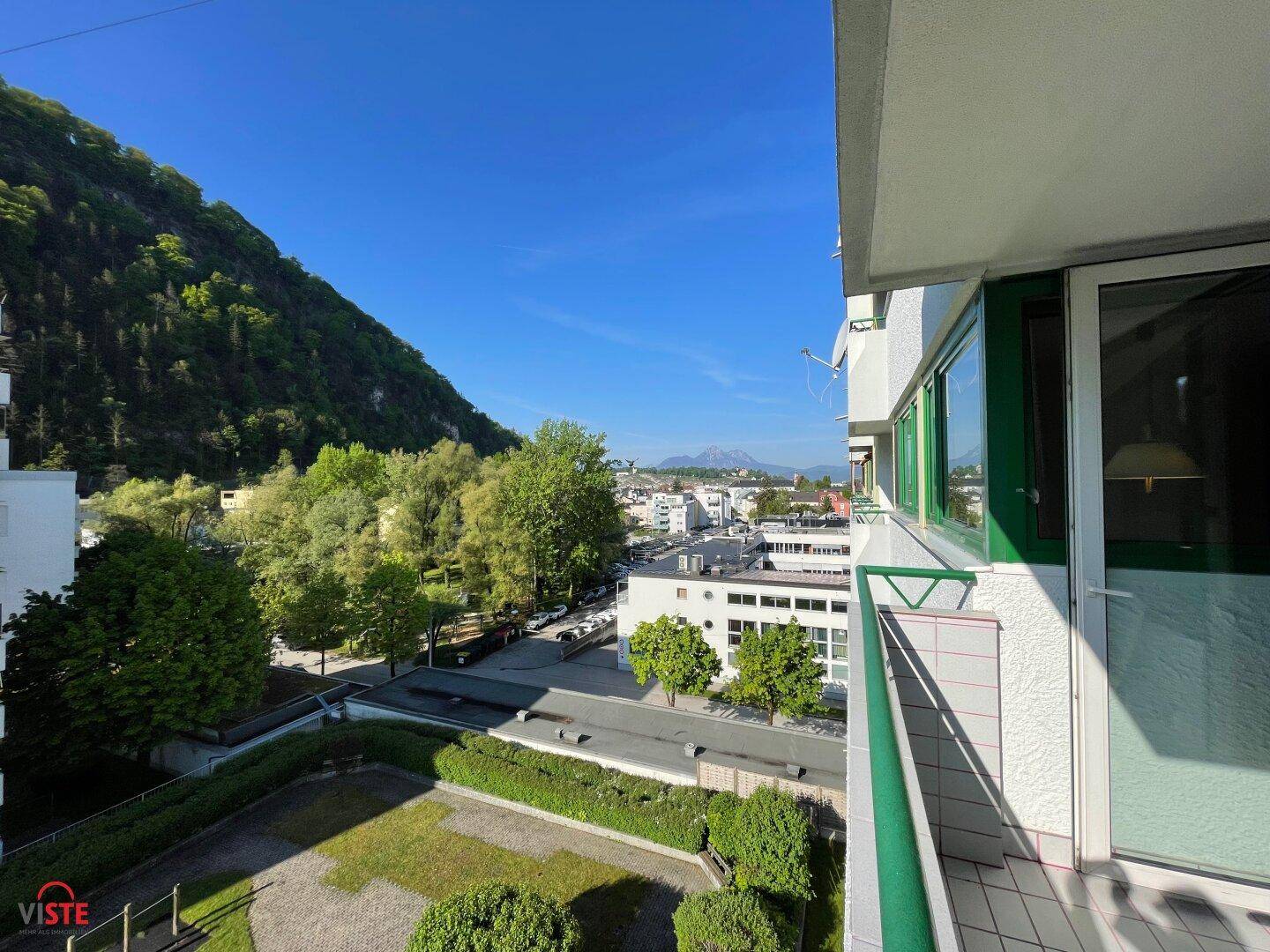 Loggia mit Ausblick auf den Mönchsberg und die Stadt