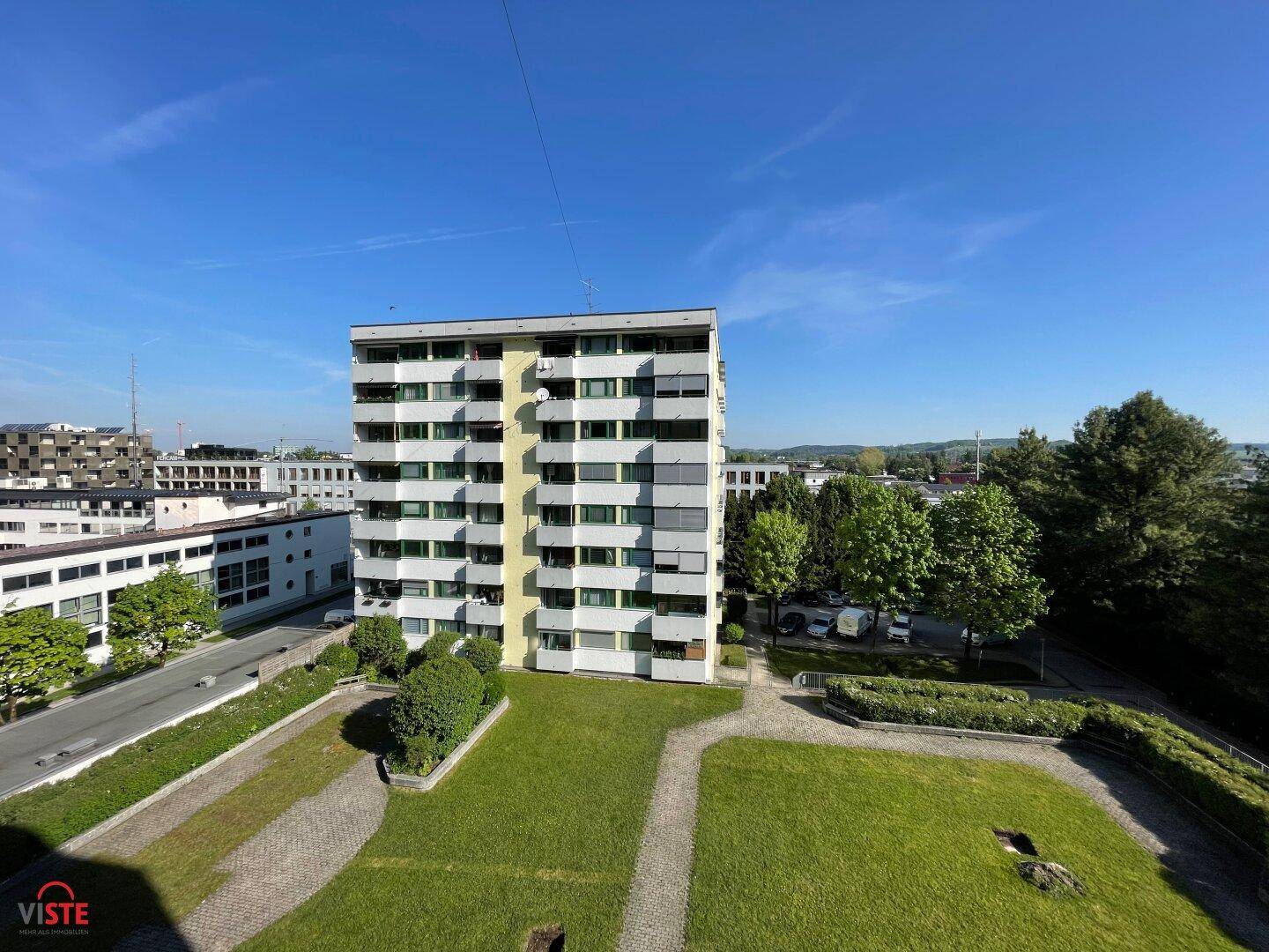 Gepflegte Wohnanlage mit großzügigen Grünflächen