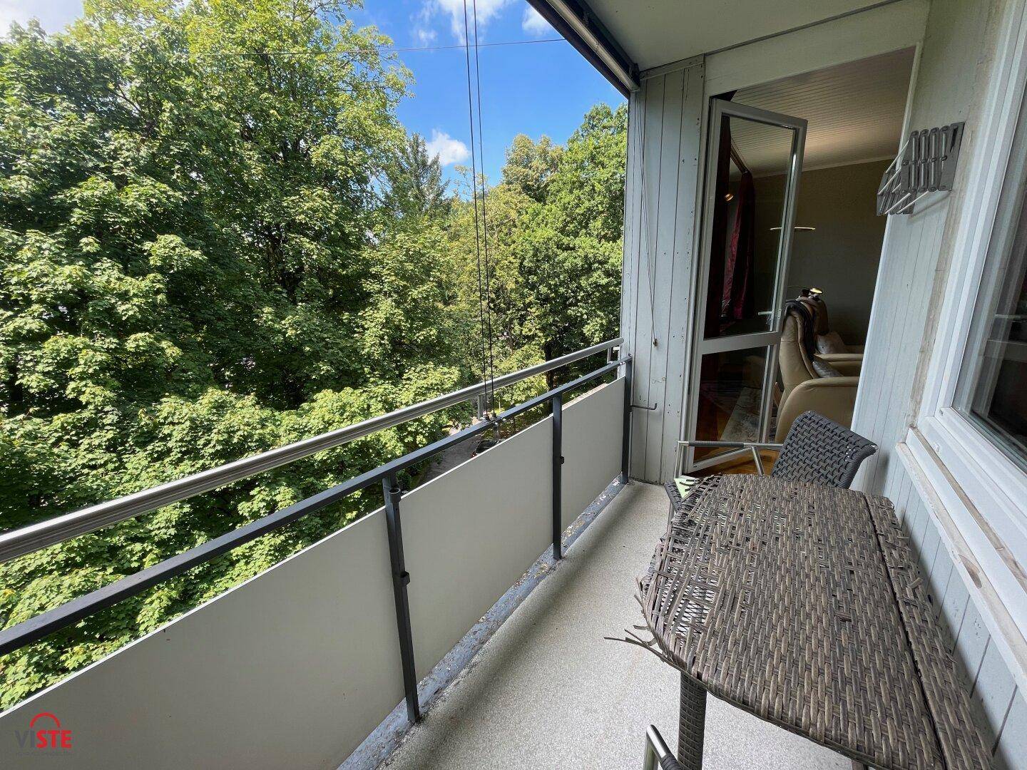 Ruhiger Balkon mit Parkblick