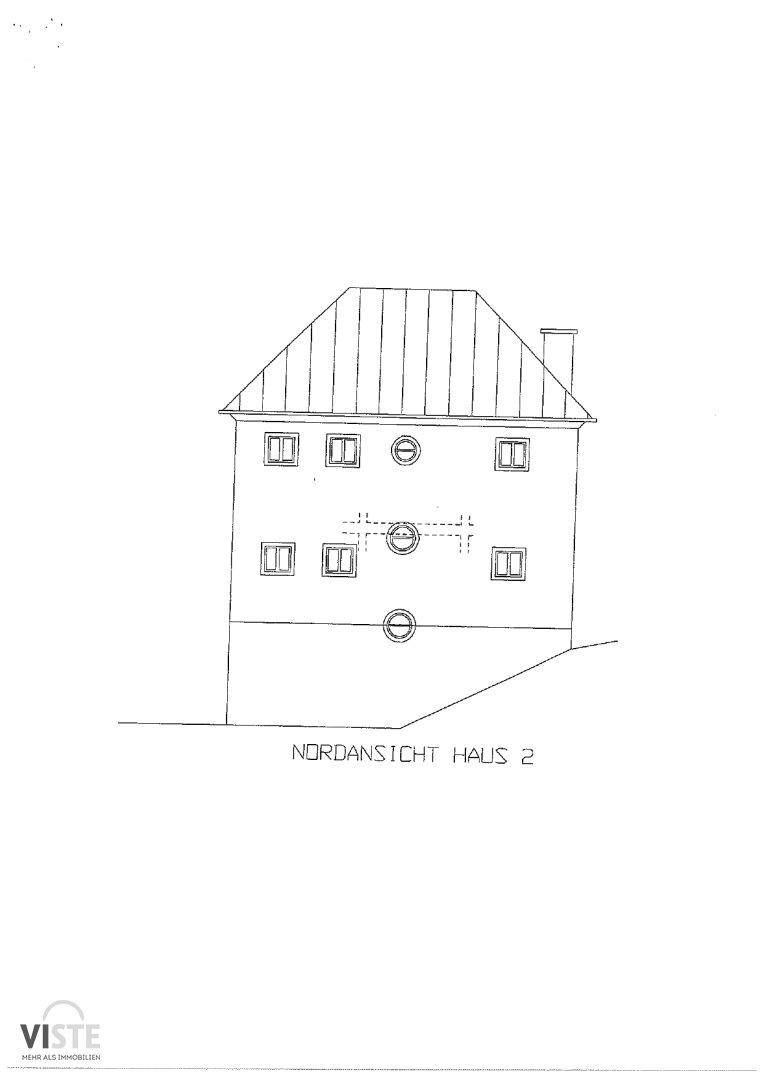 Nordansicht eines Hauses mit runden Fenstern und einem Mansarddach.