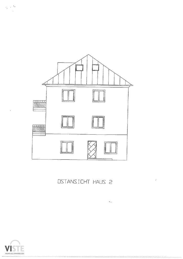 Ostansicht eines Hauses mit mehreren Fenstern und einem Mansarddach.