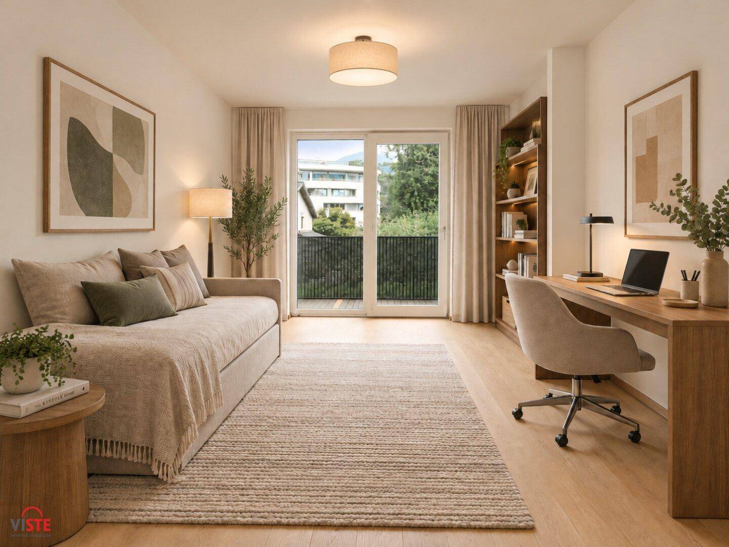 Helles Arbeitszimmer mit Tagesbett, Schreibtisch und Zugang zum Balkon.