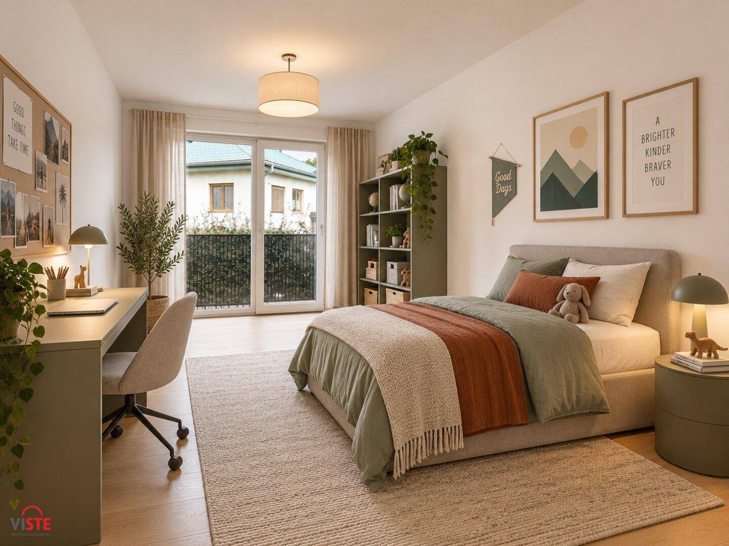 Freundliches Kinder- oder Gästezimmer mit Schreibtisch, Bücherregal und Balkonzugang.