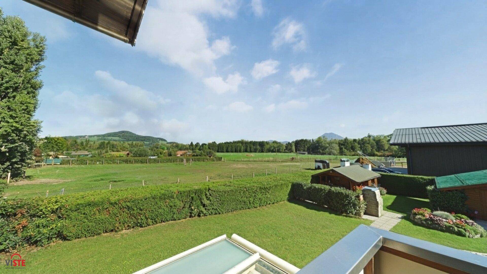 Weitläufiger Blick über grüne Felder und sanfte Hügel in der ländlichen Umgebung.