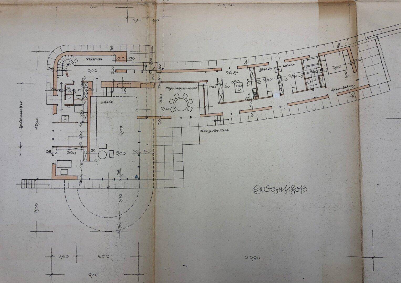 Historischer Grundriss des Erdgeschosses mit geschwungenen Wänden und detaillierter Raumaufteilung.