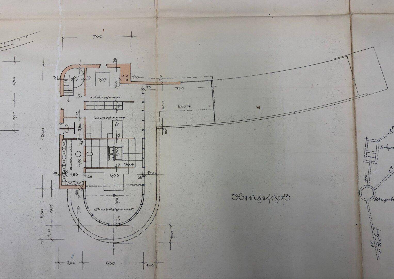 Historischer Grundriss eines weiteren Geschosses mit geschwungenen Wänden und funktionaler Raumgestaltung.