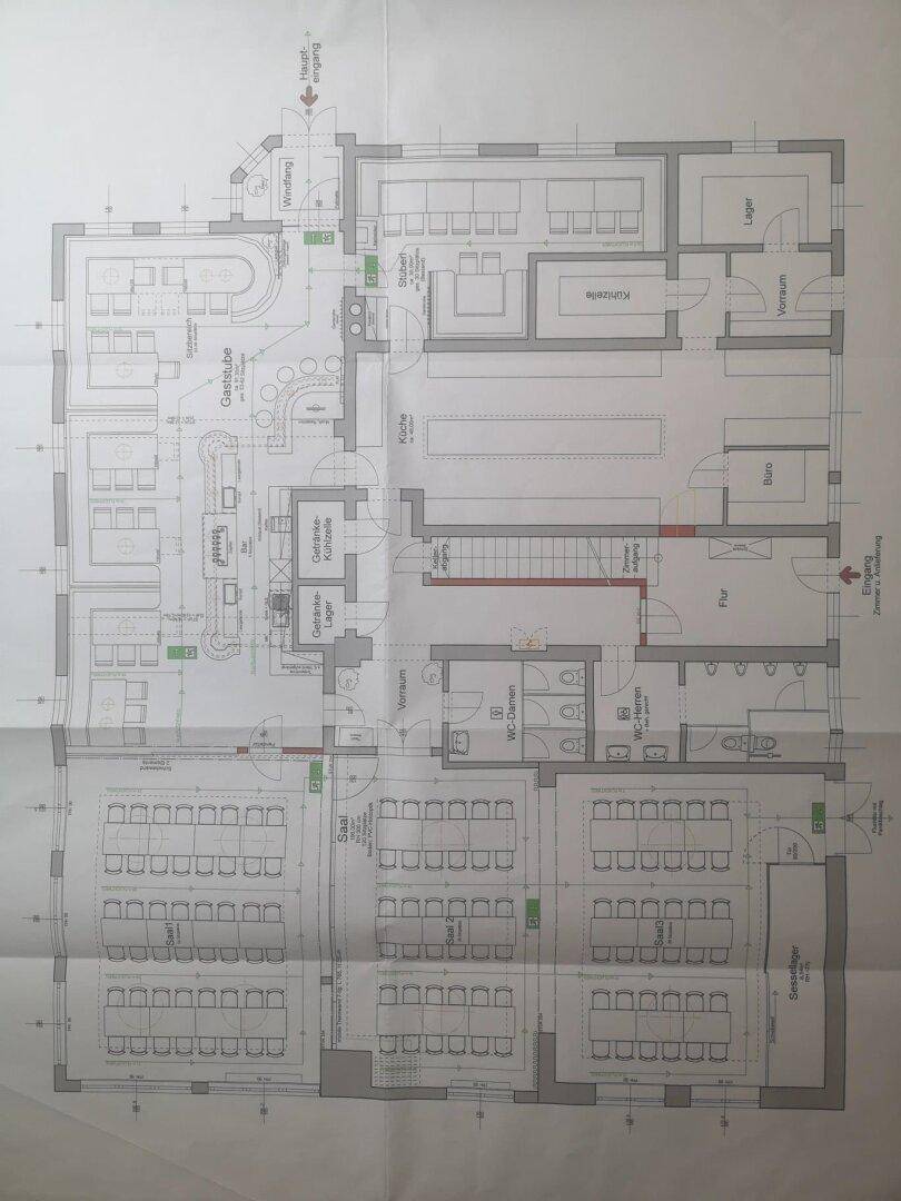 Detaillierter Grundriss eines Gebäudes, der verschiedene Gasträume, Küchenbereiche und Lagerräume zeigt.