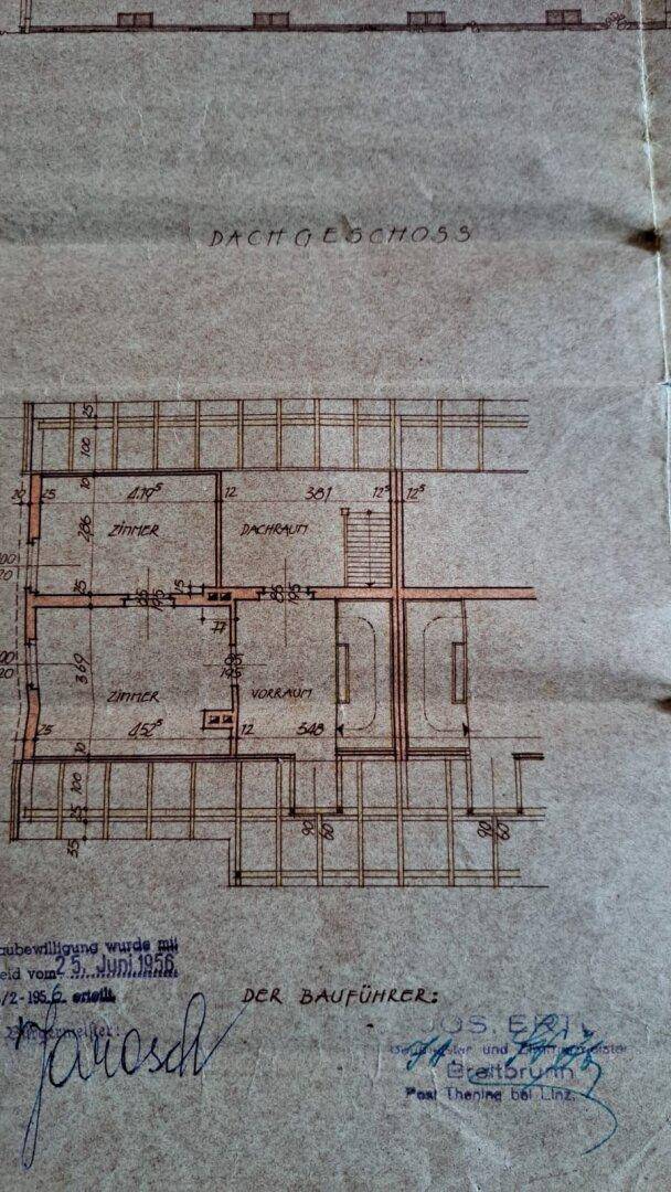 Historischer Grundriss des Dachgeschosses mit Zimmern und Dachschrägen.