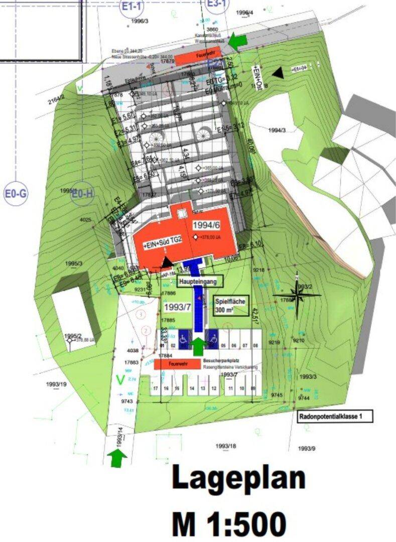 Detaillierter Lageplan des Gebäudekomplexes mit Tiefgarage, Besucherparkplätzen und einer Spielplatzfläche von 300 m².
