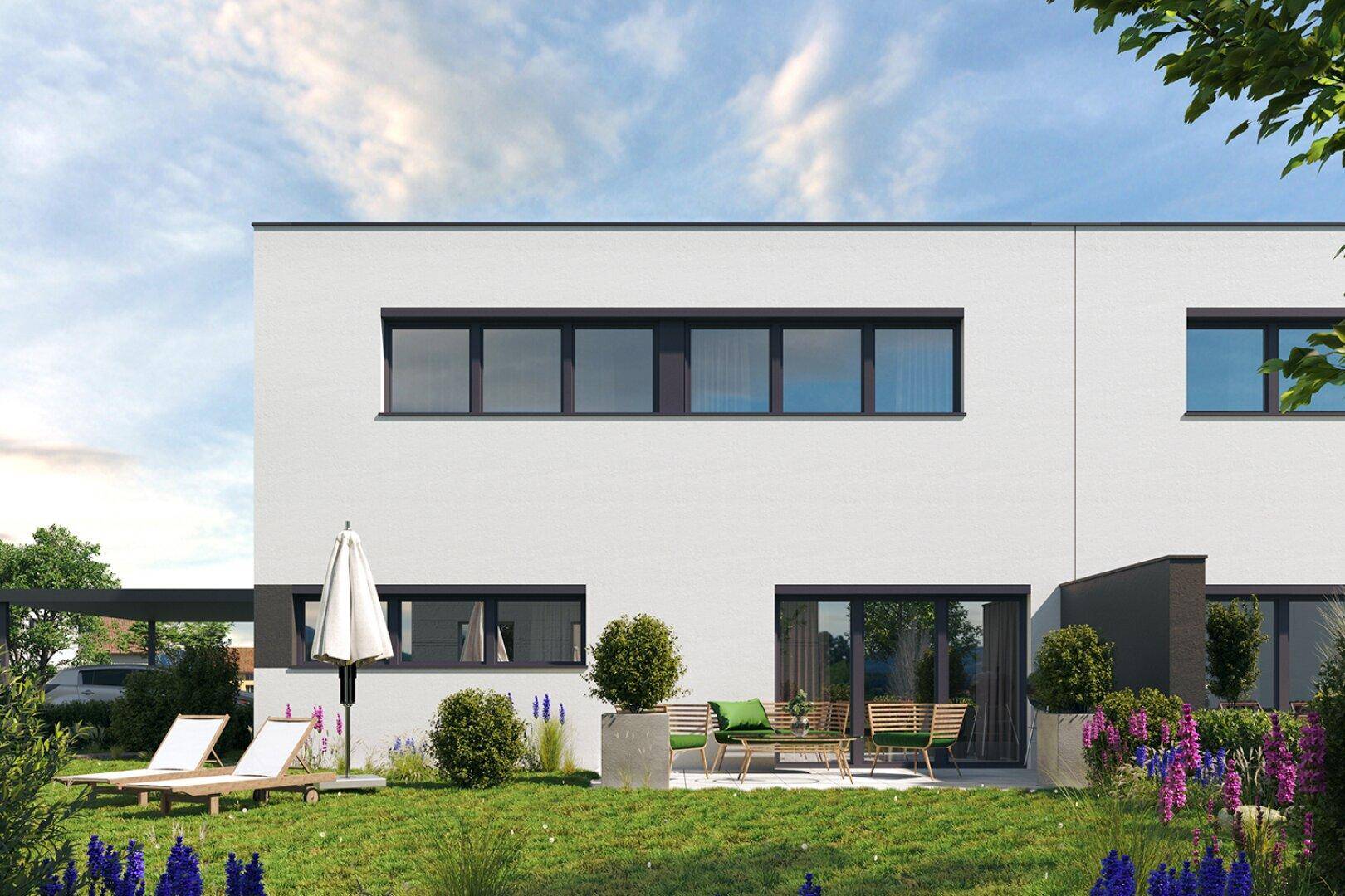 Moderne Doppelhaushälfte mit weißer Fassade, großer Terrasse und gepflegtem Gartenbereich.