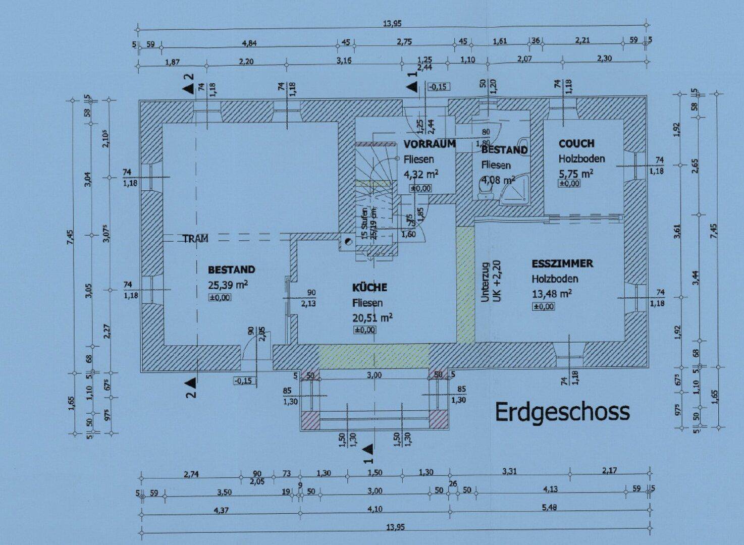 Grundriss des Erdgeschosses mit Küche, Esszimmer und weiteren Räumen, inklusive Maßen.