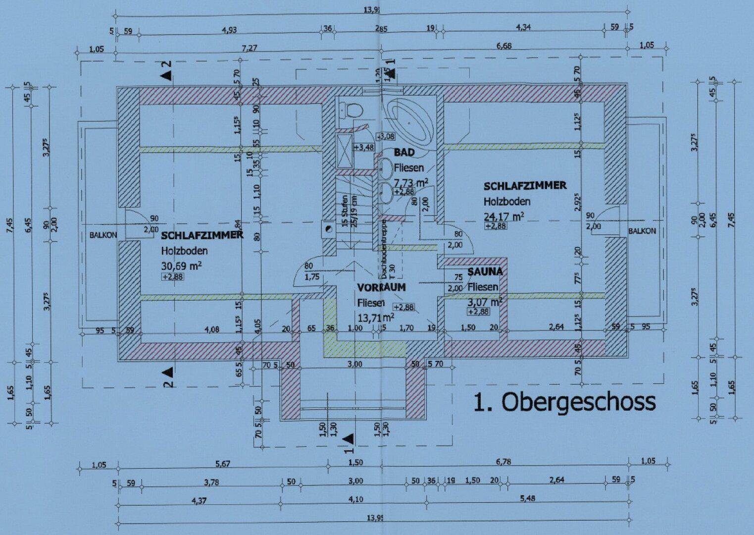 Grundriss des ersten Obergeschosses mit Schlafzimmern, Bad und Sauna, inklusive Balkonen.