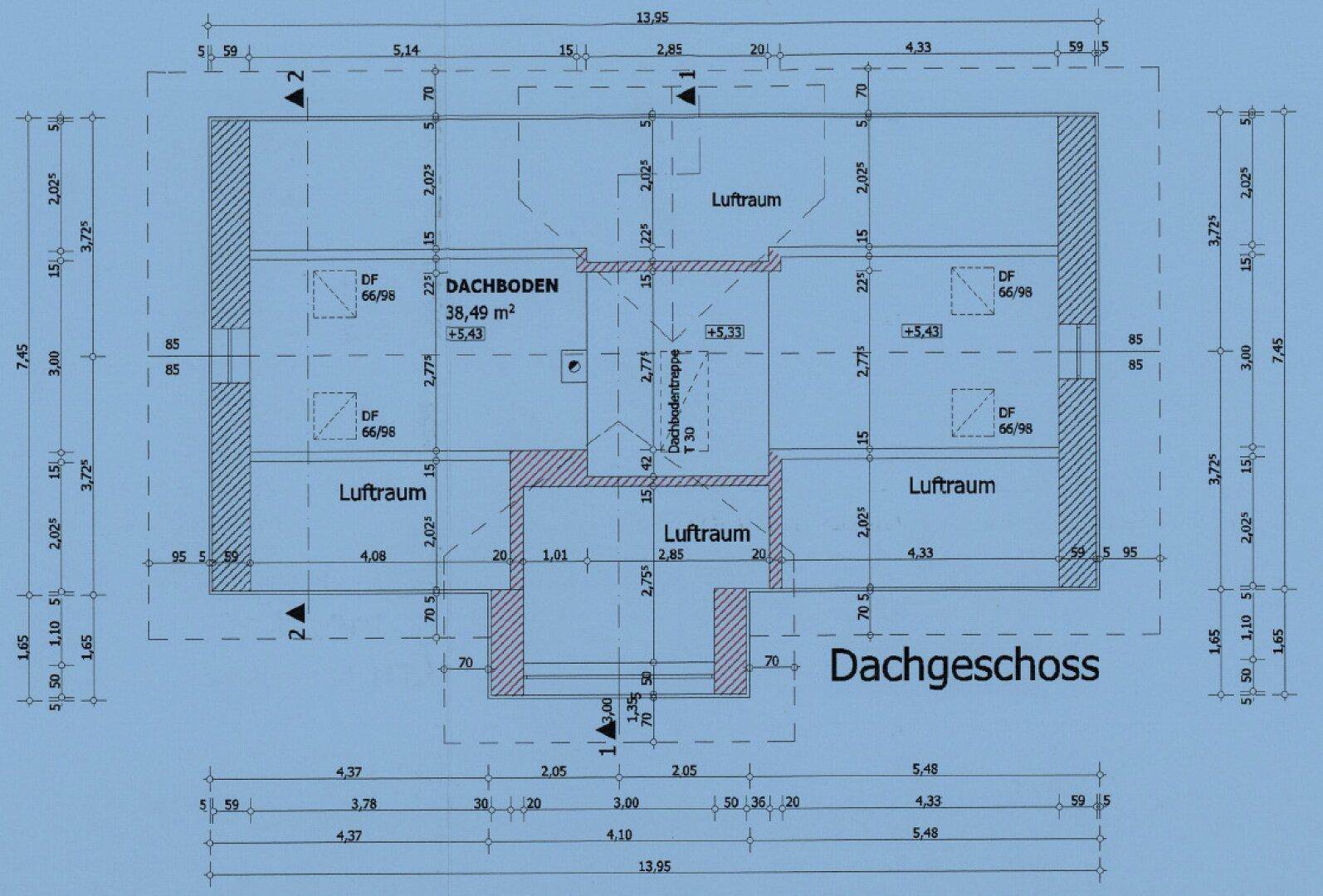 Grundriss des Dachgeschosses mit Dachboden und Lufträumen, inklusive Dachfenstern.