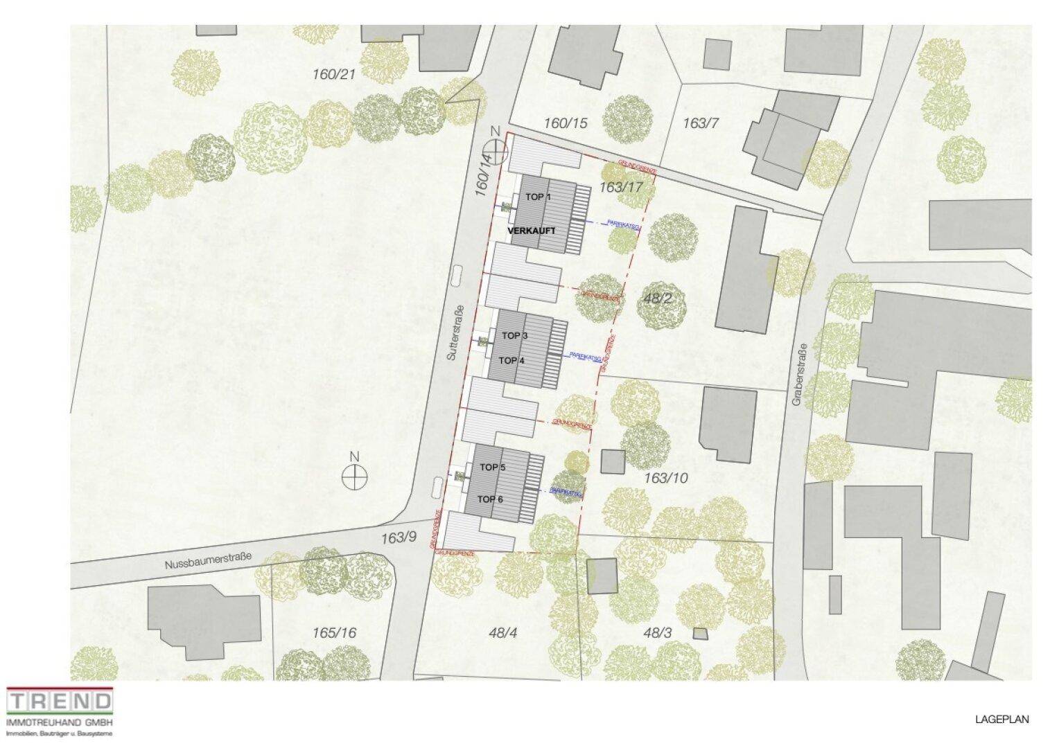 Lageplan des Grundstücks mit mehreren Parzellen, angrenzenden Straßen und Grünflächen, inklusive bereits verkaufter Einheiten.