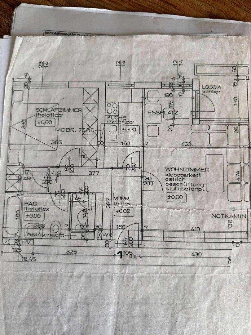 Detaillierter Grundriss einer Wohnung mit Schlafzimmer, Küche, Essplatz und Loggia.