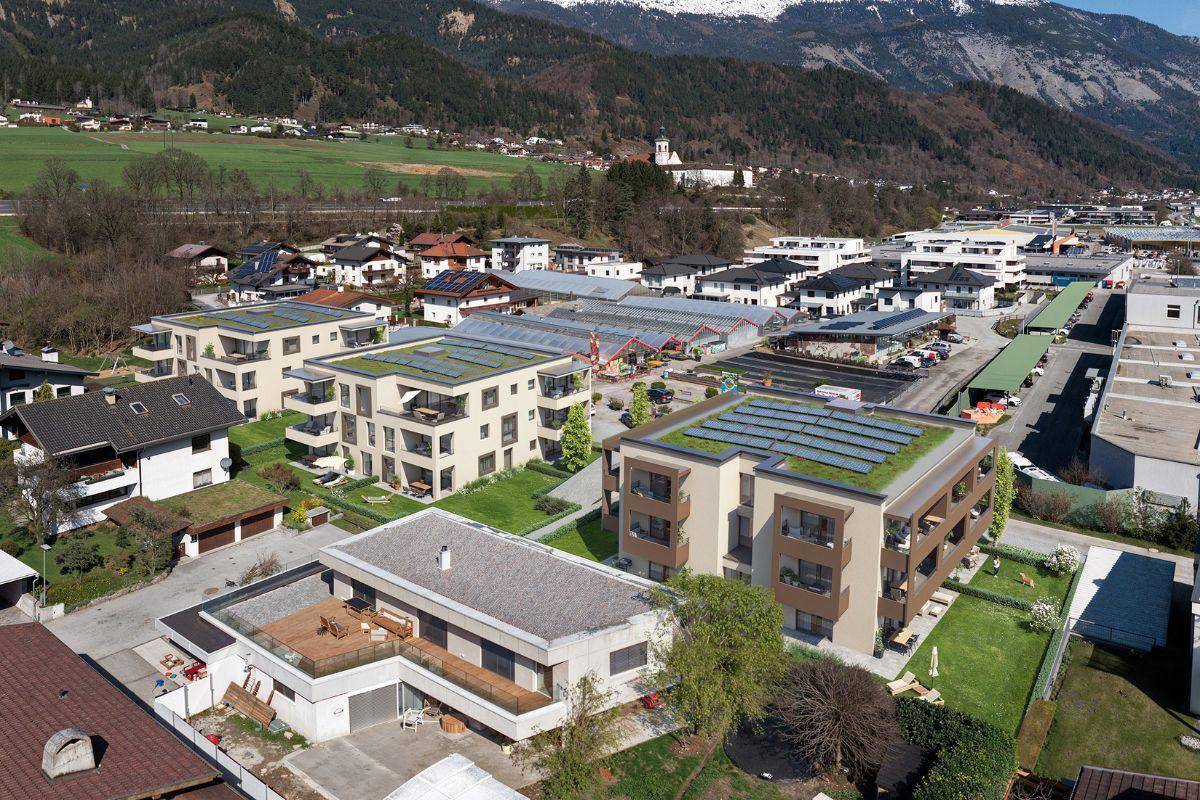 Übersicht der modernen Wohnanlage mit Gründächern, Solaranlagen und umliegender Bebauung.
