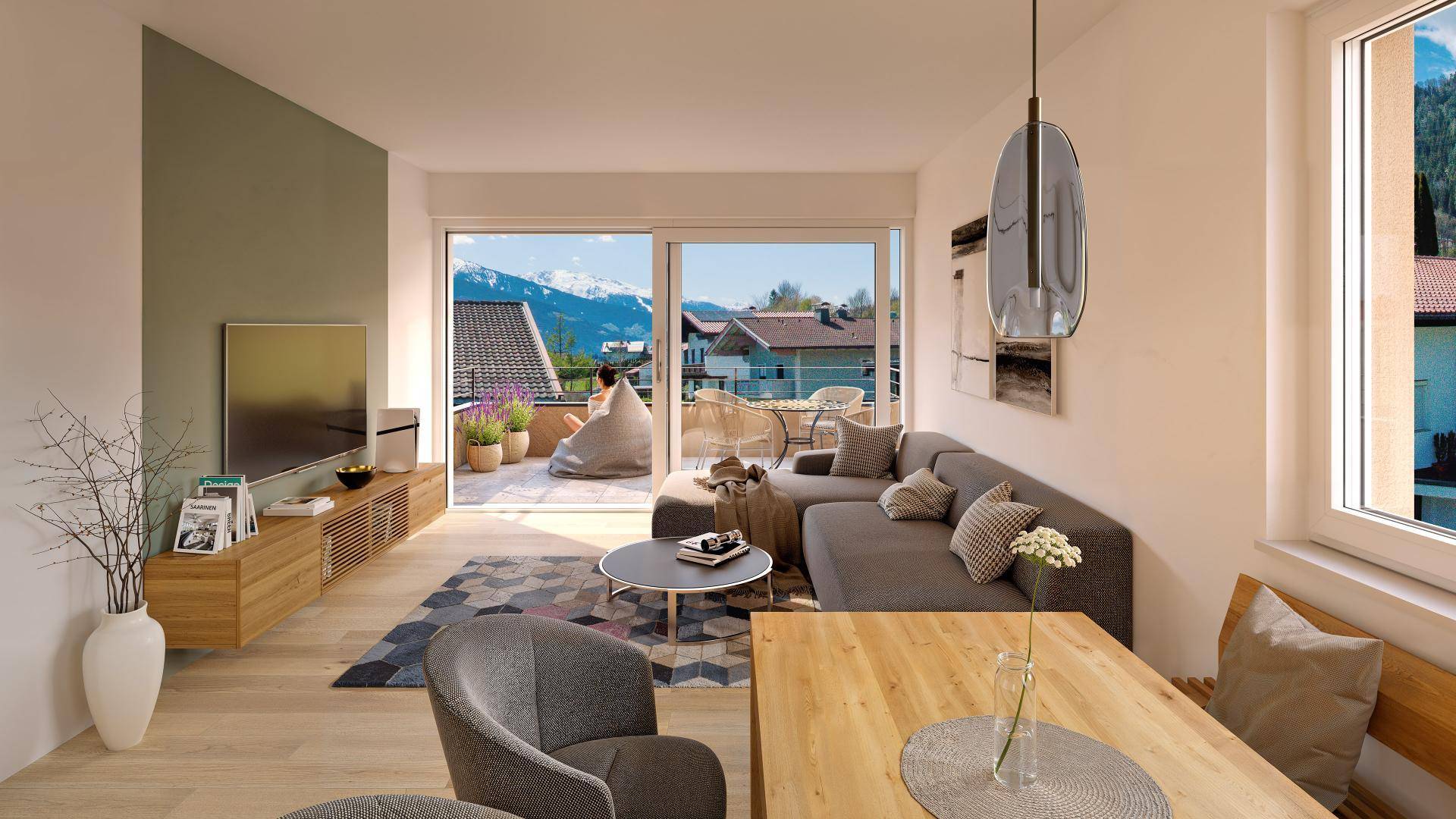 Moderner Wohn- und Essbereich mit grauem Sofa, Holzboden und Zugang zu einem Balkon mit Bergblick.