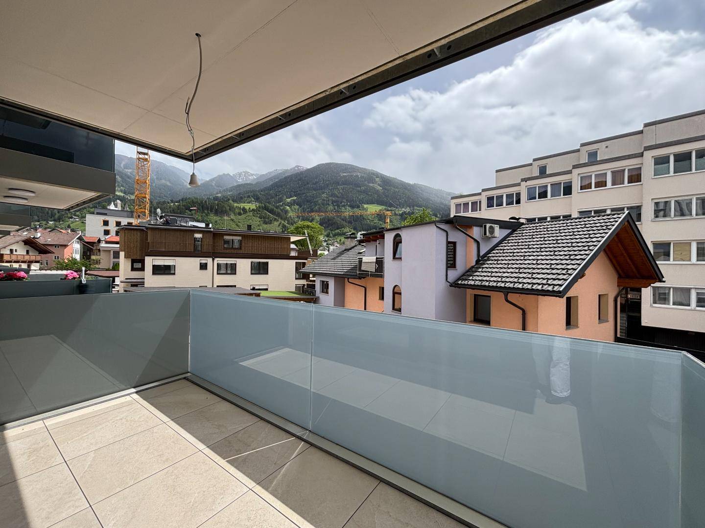 Balkon mit Glasbrüstung und Bergblick, ideal für entspannte Stunden im Freien.
