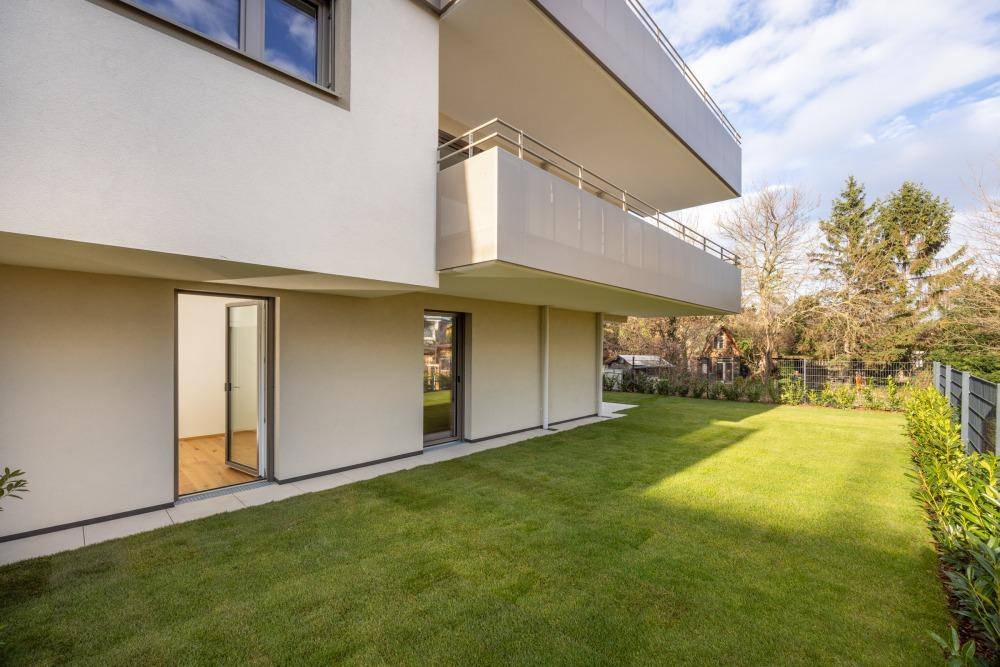 Privater Gartenbereich im Erdgeschoss mit Rasenfläche und direktem Zugang zur Wohnung.