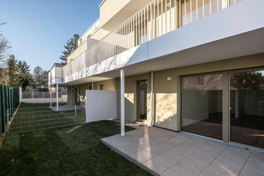 Private Terrasse im Erdgeschoss mit direktem Zugang zum grünen Gartenbereich.