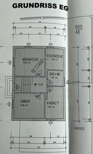 Grundriss des Erdgeschosses mit Wohnküche, Zimmern und Bad.