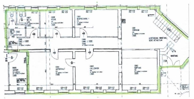 Detaillierter Grundriss des Gebäudes mit verschiedenen Räumen und deren Anordnung.