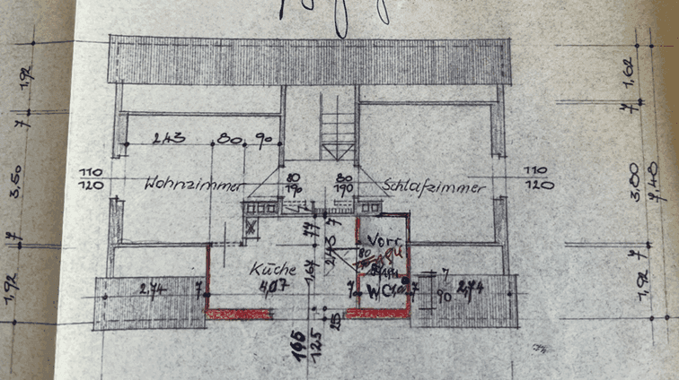 Handgezeichneter Grundriss mit Wohnzimmer, Schlafzimmer, Küche und WC.