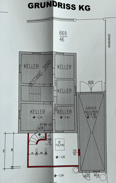 Grundriss des Kellergeschosses mit mehreren Kellerräumen und einer Garage.