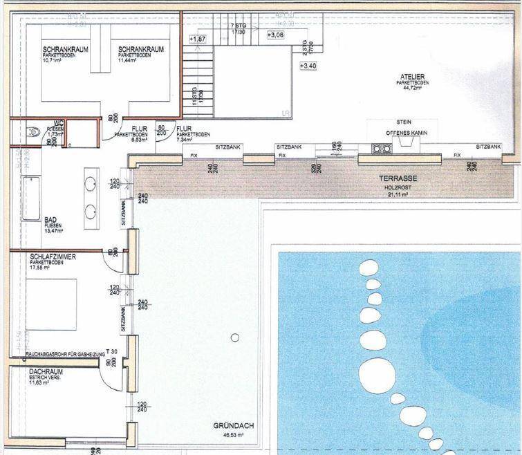 Grundriss des Obergeschosses mit Schlafzimmern, Bad, Schrankräumen und einer großen Holzterrasse.