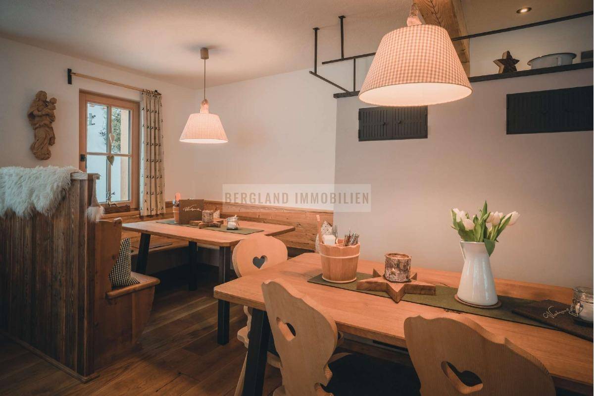 Geräumiger Essbereich mit mehreren Holztischen und Bänken, ideal für größere Gruppen in rustikalem Ambiente.