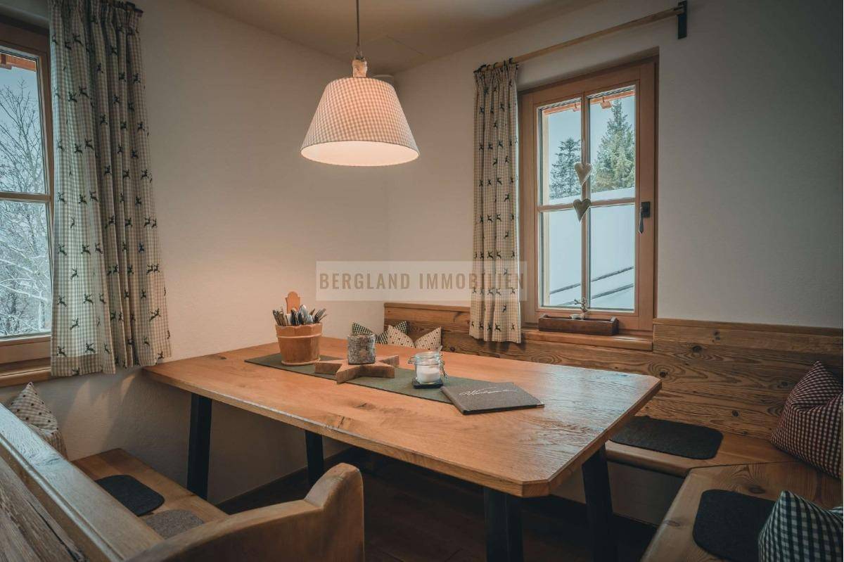 Gemütlicher Essbereich mit Holztisch und Eckbank, perfekt für gesellige Mahlzeiten am Fenster.