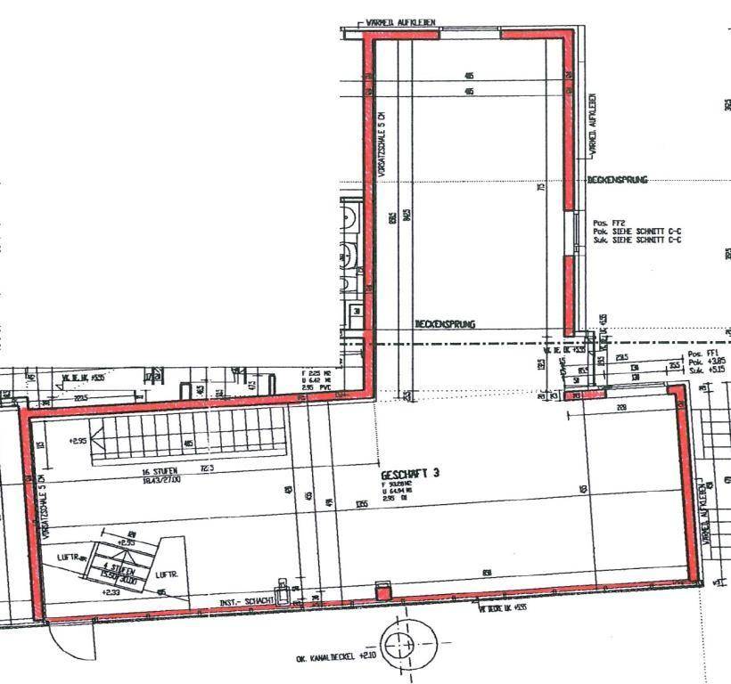 Detaillierter Grundriss eines Gewerbeobjekts mit Treppenhaus und verschiedenen Bereichen.
