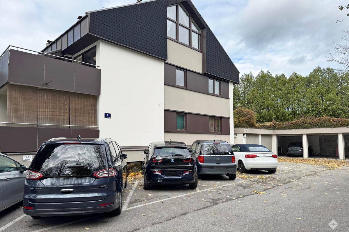 Detaillierter Grundriss mit Büroräumen, Besprechungszimmern, Sekretariat und Parkmöglichkeiten.
