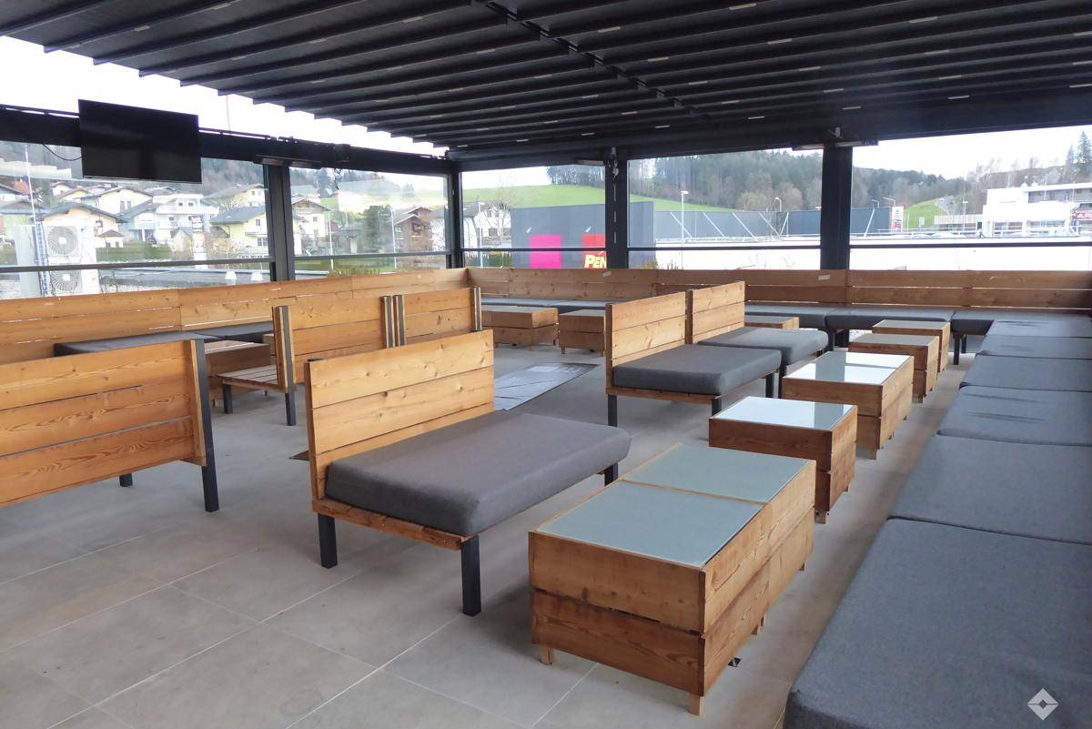 Grundriss des Obergeschosses mit Café-Bar, Küche und Sanitäranlagen, insgesamt 156,1 m² Nutzfläche.