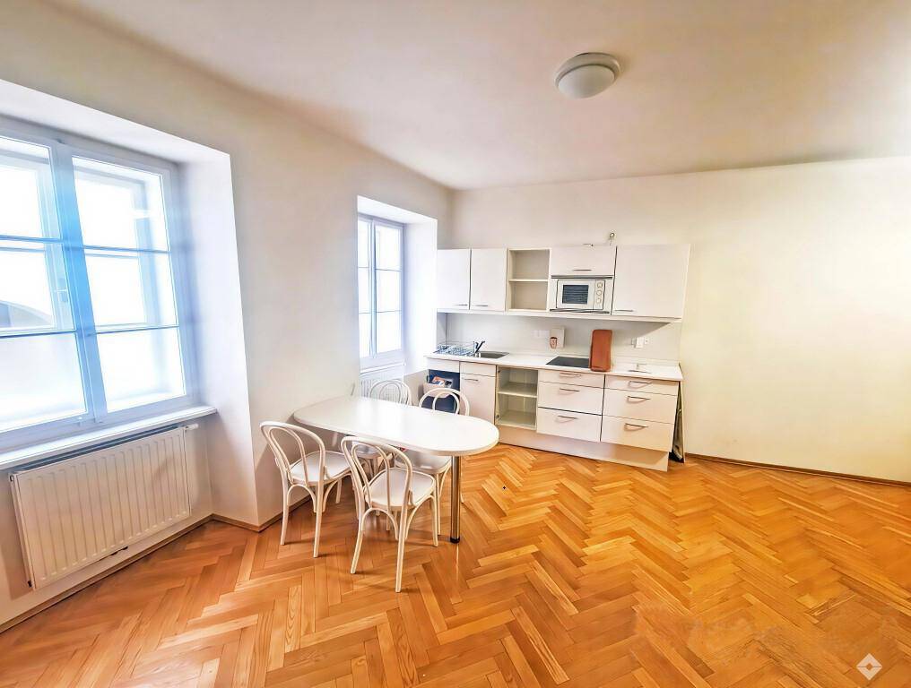Grundrissplan mit mehreren Büroräumen, einer Küche, Bädern und einem Liftschacht.