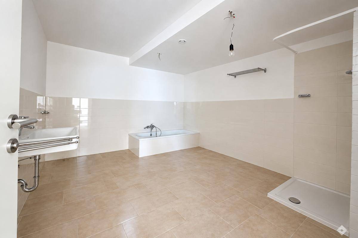 Detaillierter Grundriss einer Wohnung mit drei Zimmern, offenem Wohn-Essbereich und separatem WC.