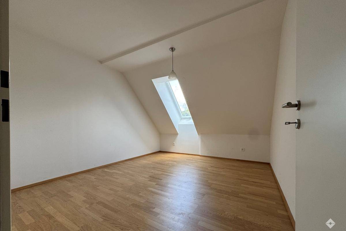 Geräumiges Badezimmer mit beigefarbenen Fliesen, Badewanne, ebenerdiger Dusche und barrierefreiem Waschbecken.