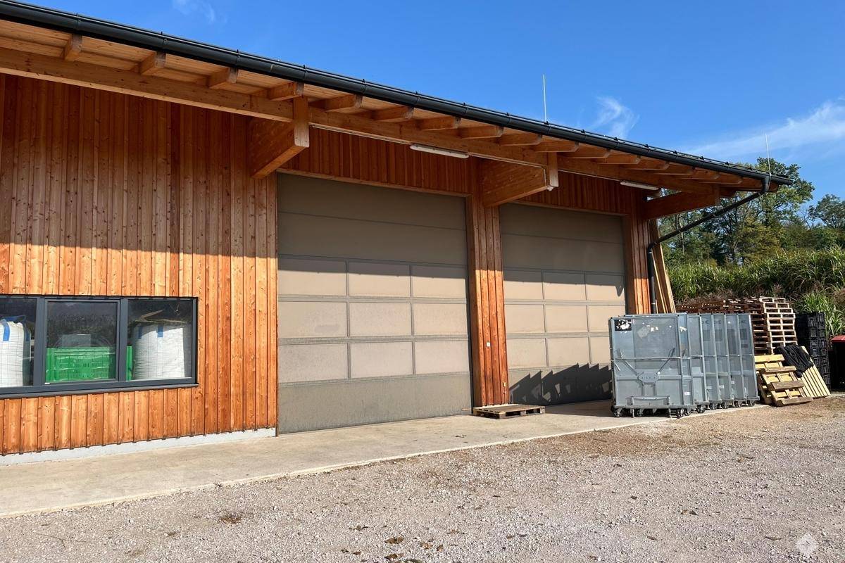 Detailansicht der großen Garagentore und der Holzfassade des modernen Gebäudes.