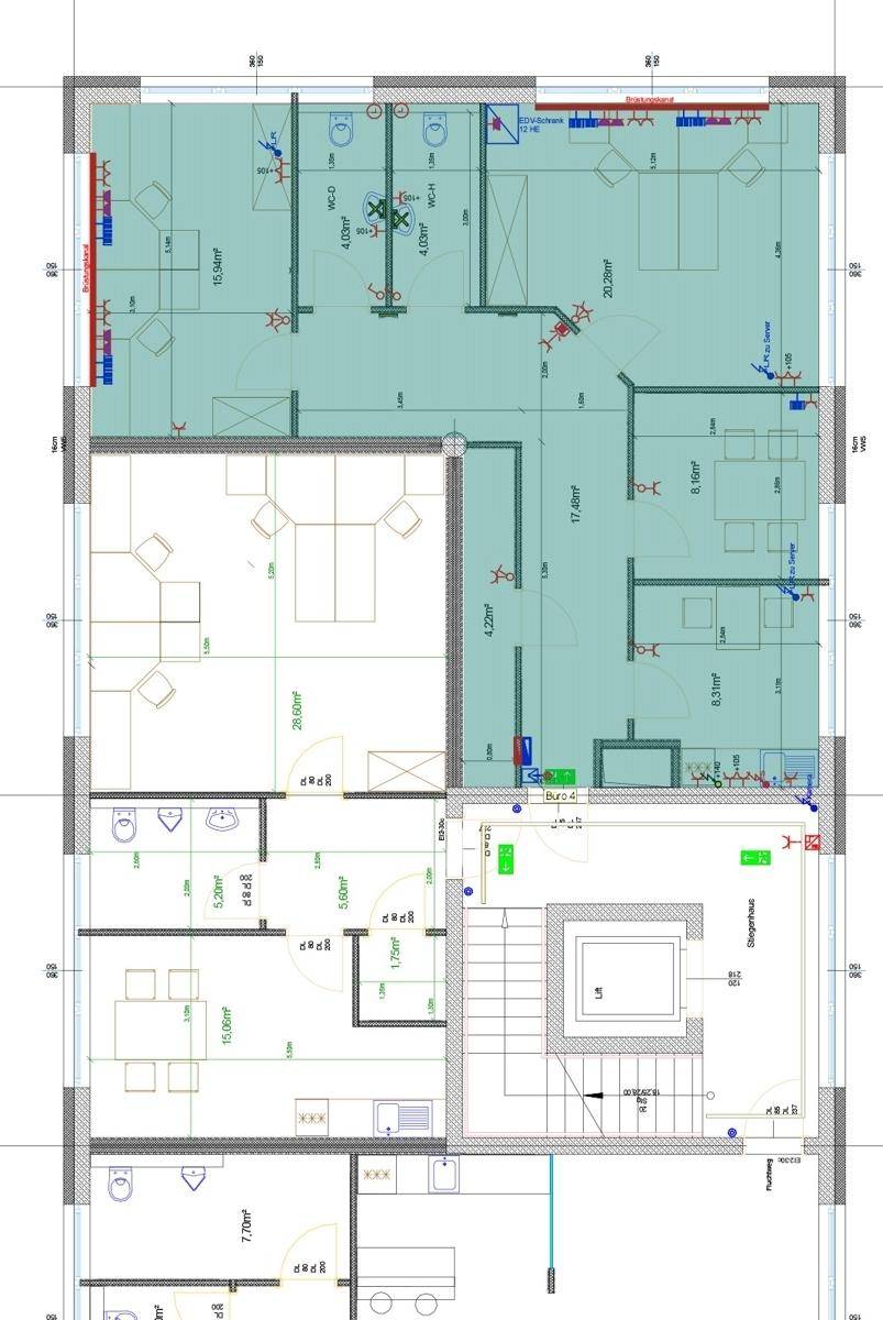 Detaillierter Grundriss mit mehreren Räumen, Treppenhaus und Aufzug, der die Raumaufteilung zeigt.