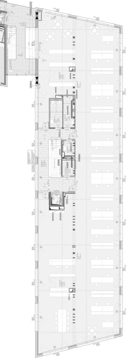 Detaillierter Grundriss eines Bürogeschosses mit offener Raumaufteilung und vielen Arbeitsbereichen.
